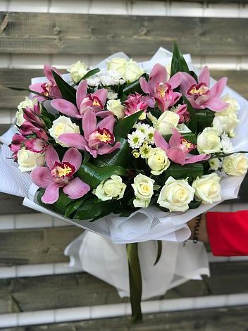 Букет цветов из: Розы и Хризантемы в Александро-Невской