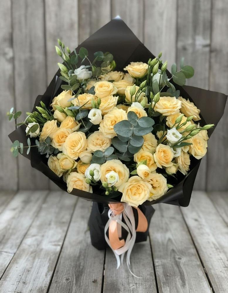 Букет цветов из: Розы и Лизиантусы в Александро-Невской