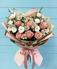 Букет цветов из:  Розы, Альстромерии и Лизиантусы в Александро-Невской