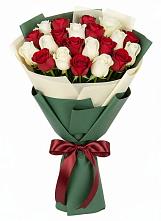 Букет Микс из красных и белых роз в Александро-Невской