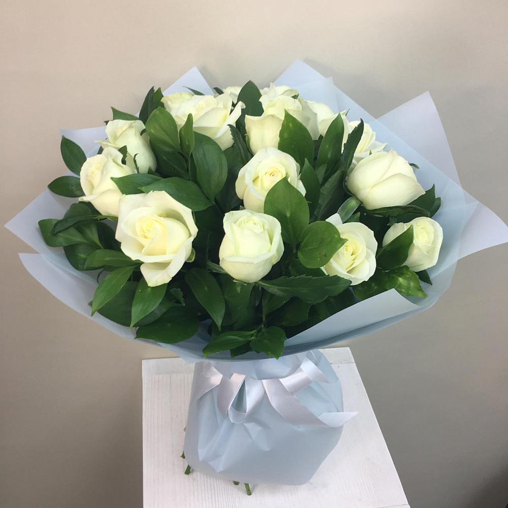 Букет 15 Белых роз Проуд в Александро-Невской