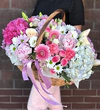 Композиция солнечный день в Александро-Невской Цветочная композиция из Розы, Хризантемы, Пионы и Лизиантусы в корзине в Александро-Невской