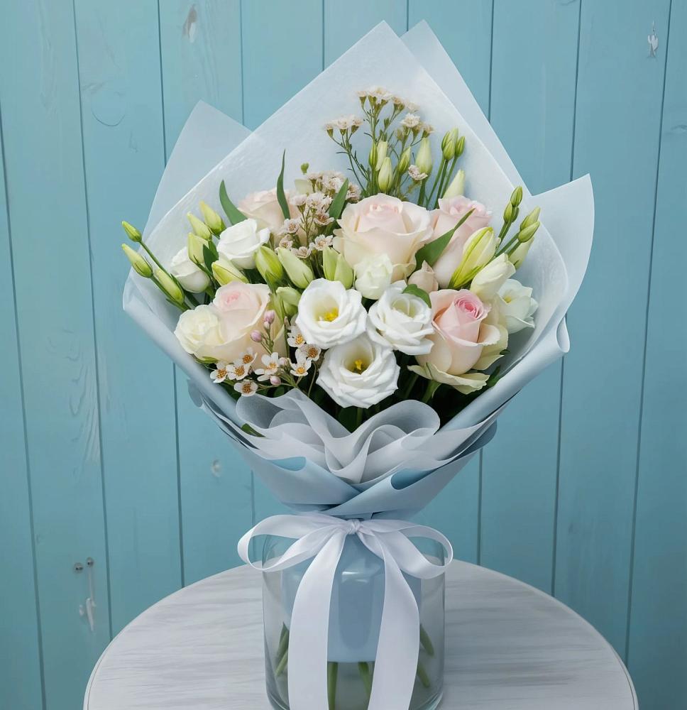 Букет цветов из: Розы и Лизиантусы в Александро-Невской