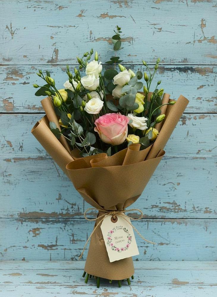 Букет цветов из: Розы и Лизиантусы в Александро-Невской