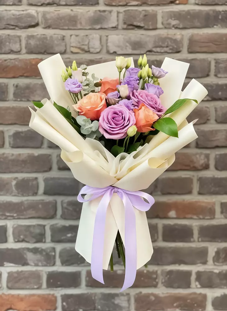 Букет цветов из: Лизиантусы и Розы в Александро-Невской