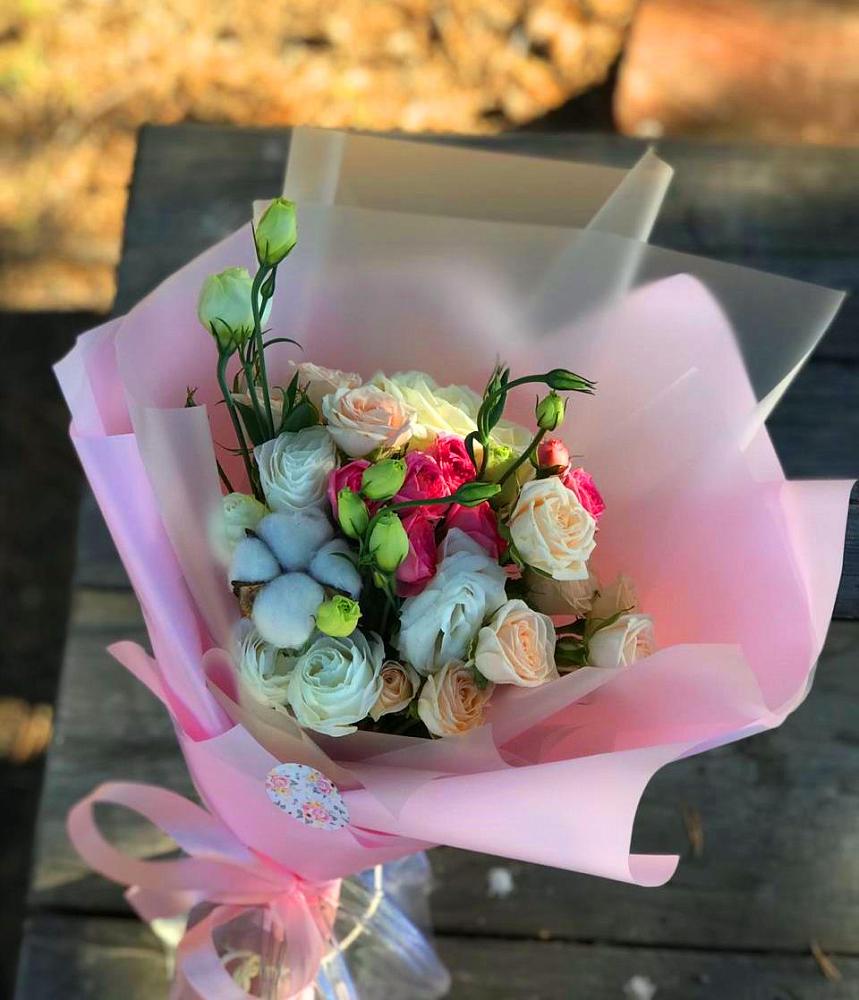 Букет цветов из: Розы и Лизиантусы в Александро-Невской