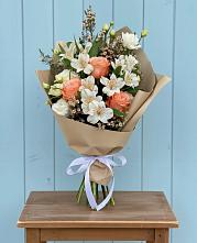 Букет цветов из:  Альстромерии, Лизиантусы, Розы и Хризантемы в Александро-Невской