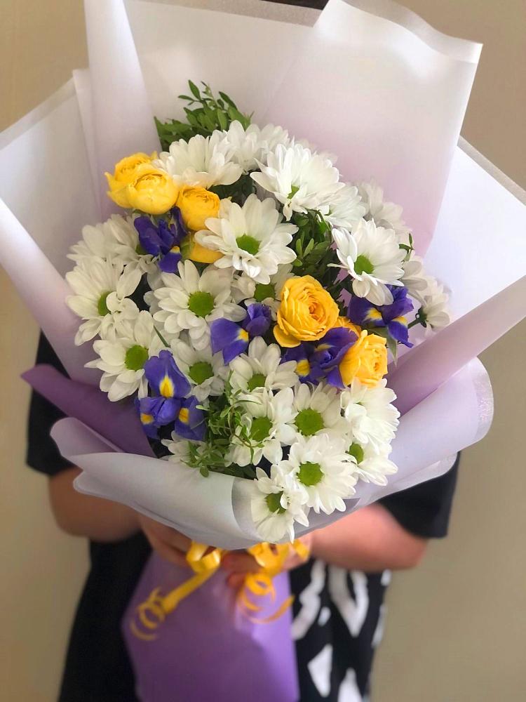 Букет цветов из: Ирисы, Хризантемы и Розы в Александро-Невской