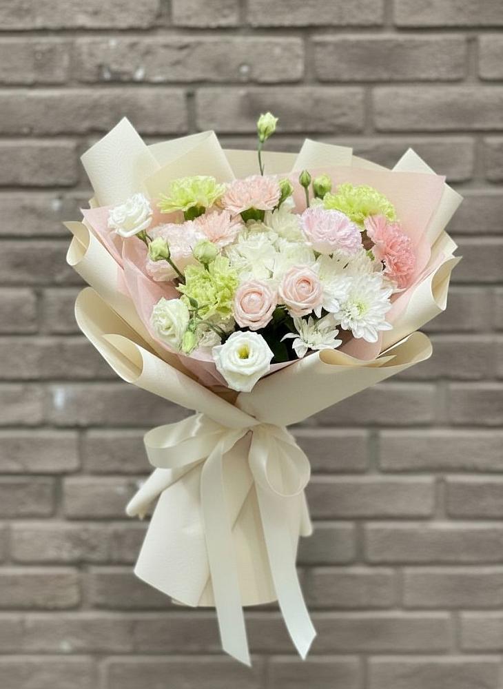 Букет цветов из: Гвоздики, Розы, Лизиантусы и Хризантемы в Александро-Невской