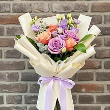 Букет цветов из:  Лизиантусы и Розы в Александро-Невской