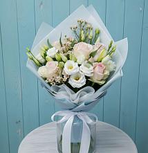 Букет цветов из:  Розы и Лизиантусы в Александро-Невской