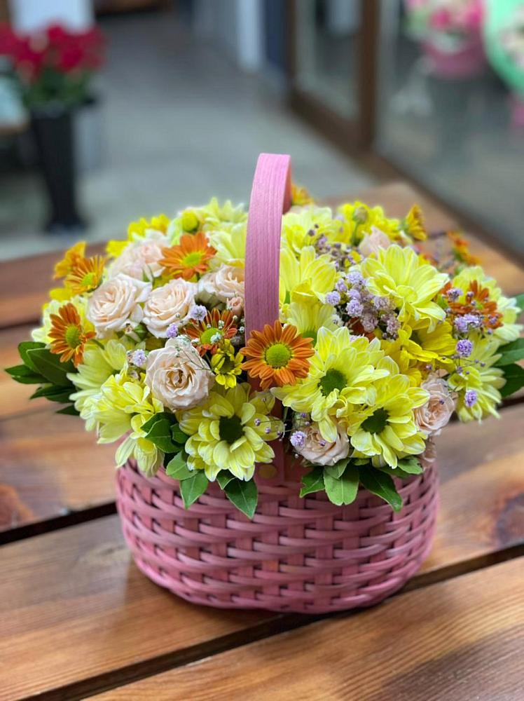 Цветочная композиция из Хризантемы и Розы в корзине в Александро-Невской