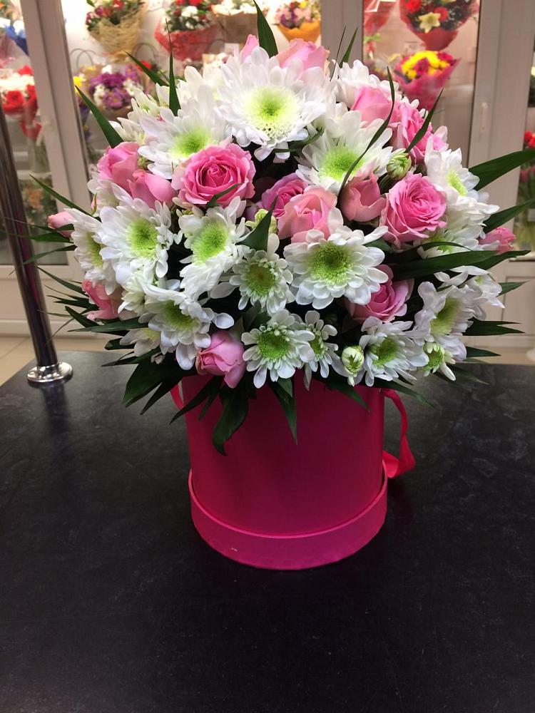 Цветочная композиция из Розы и Хризантемы в шляпной коробке в Александро-Невской