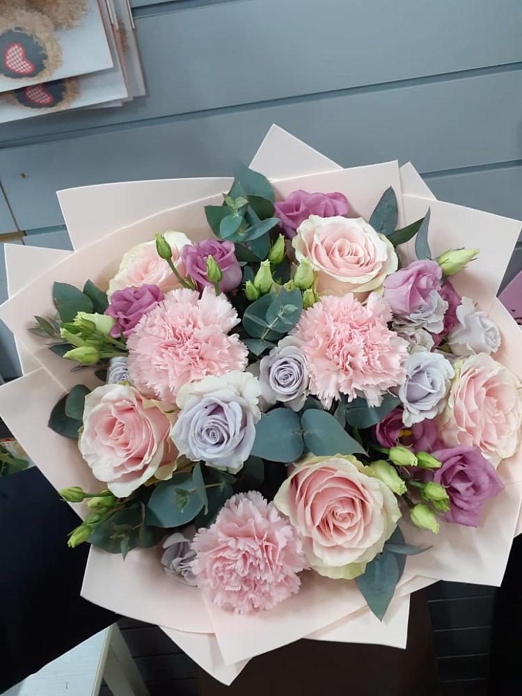 Букет цветов из: Розы, Гвоздики и Лизиантусы в Александро-Невской