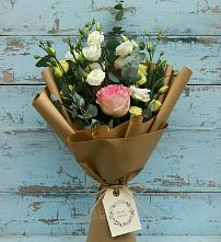 Букет цветов из:  Розы и Лизиантусы в Александро-Невской