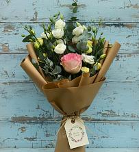 Букет цветов из:  Розы и Лизиантусы в Александро-Невской