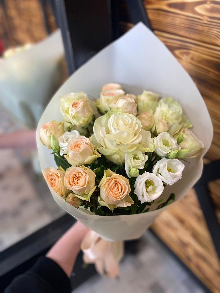 Букет цветов из: Розы и Лизиантусы в Александро-Невской